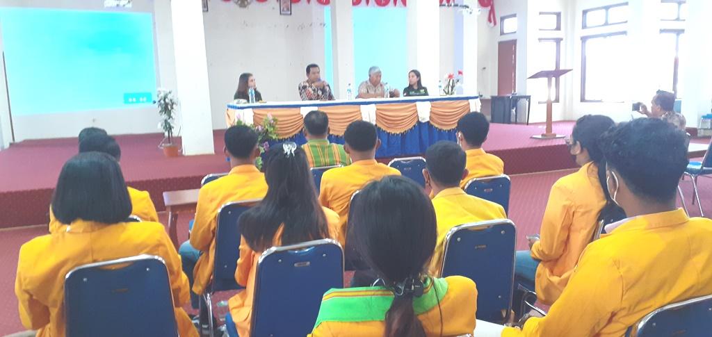 Bupati Yohanis Lepas 25 Mahasiswa Mahasiswi Undana Usai KKN Di Sumba Barat