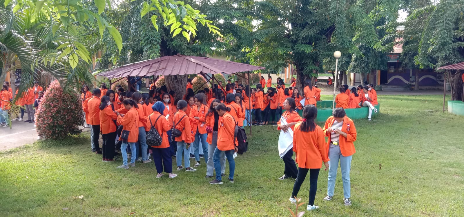 Mahasiswa, Dosen dan Pegawai Unipa Indonesia Mulai Bergerak ke Kantor DPRD Sikka