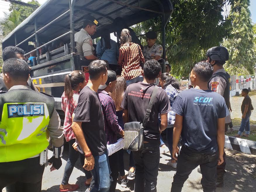 Usai Demo Puluhan Mahasiswa Dibawa Dalmas Polres Ende