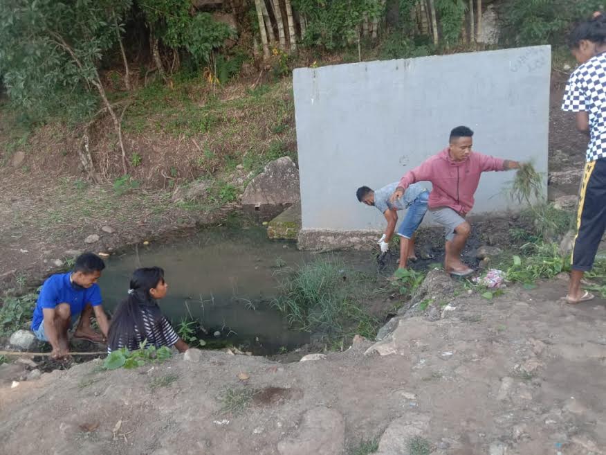 Peduli Lingkungan, Mahasiswa Pelajar Bersihkan Sumber Air di Desa Nualain