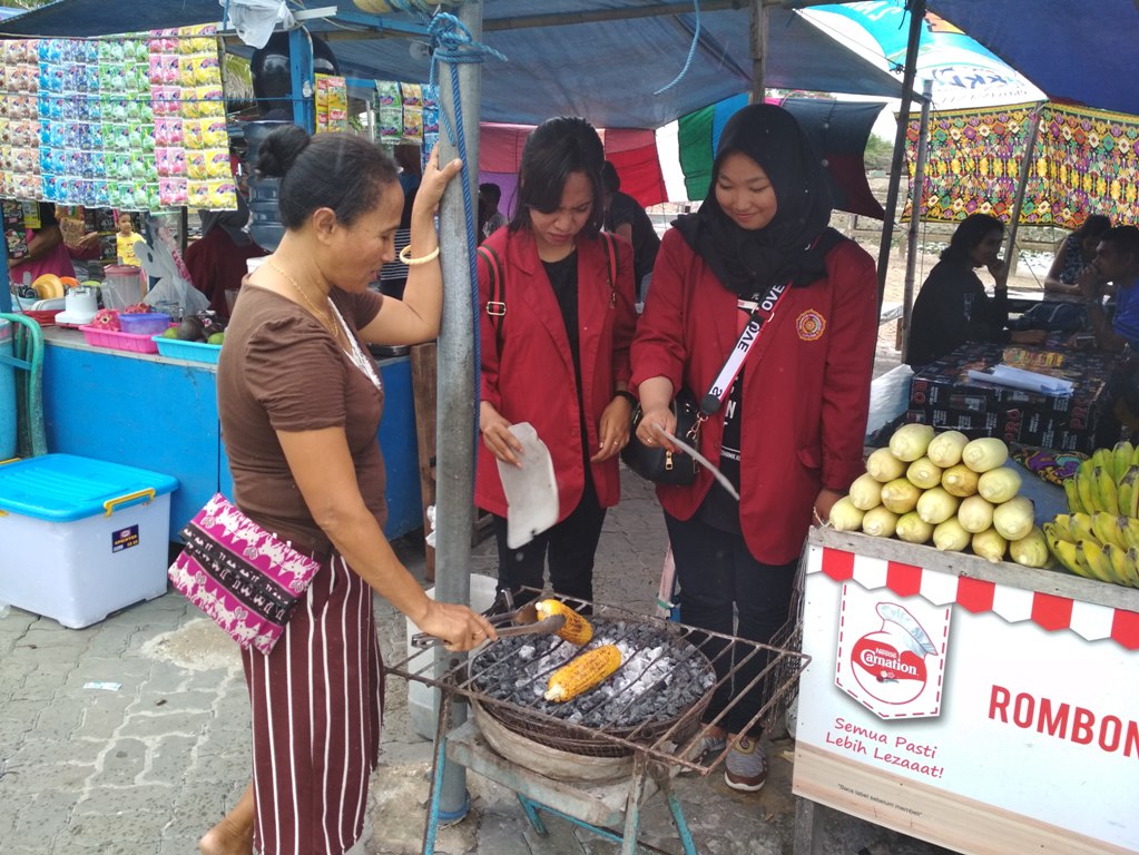 Wow! Pedagang di Pantai Tedys Kupang Belajar Bahasa Inggris, Ada Apa Ya