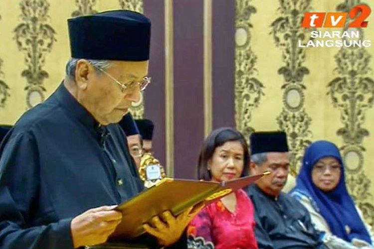 Mahathir Mohamad Akhirnya Dilantik Jadi Perdana Menteri Ketujuh Malaysia dan Tertua di Dunia