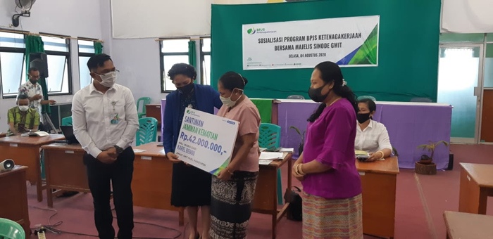 Majelis Sinode GMIT Serahkan Santunan BP JAMSOSTEK Senilai 42 Juta