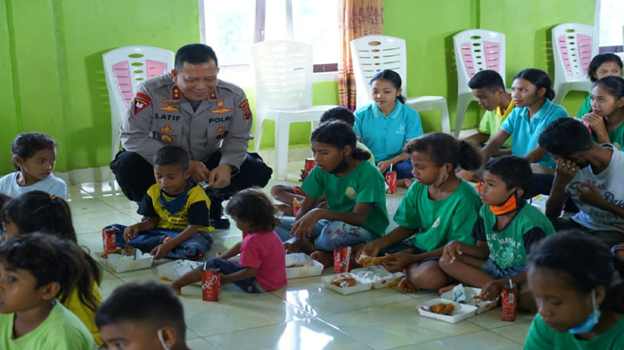 makan-bersama-83-anak-panti-asuhan-begini-pesan-kapolda-ntt.jpg