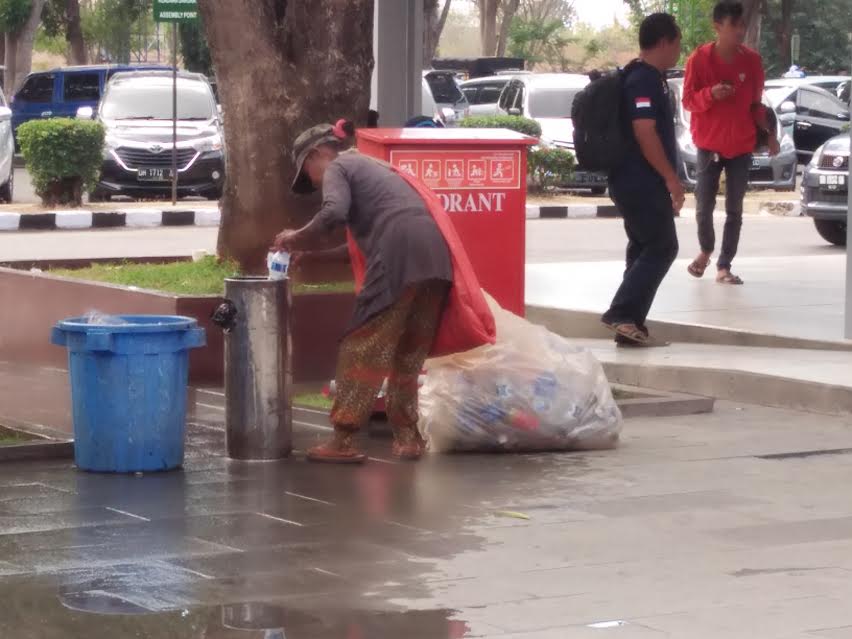Maria 10 Tahun Bersihkan Bandara El Tari