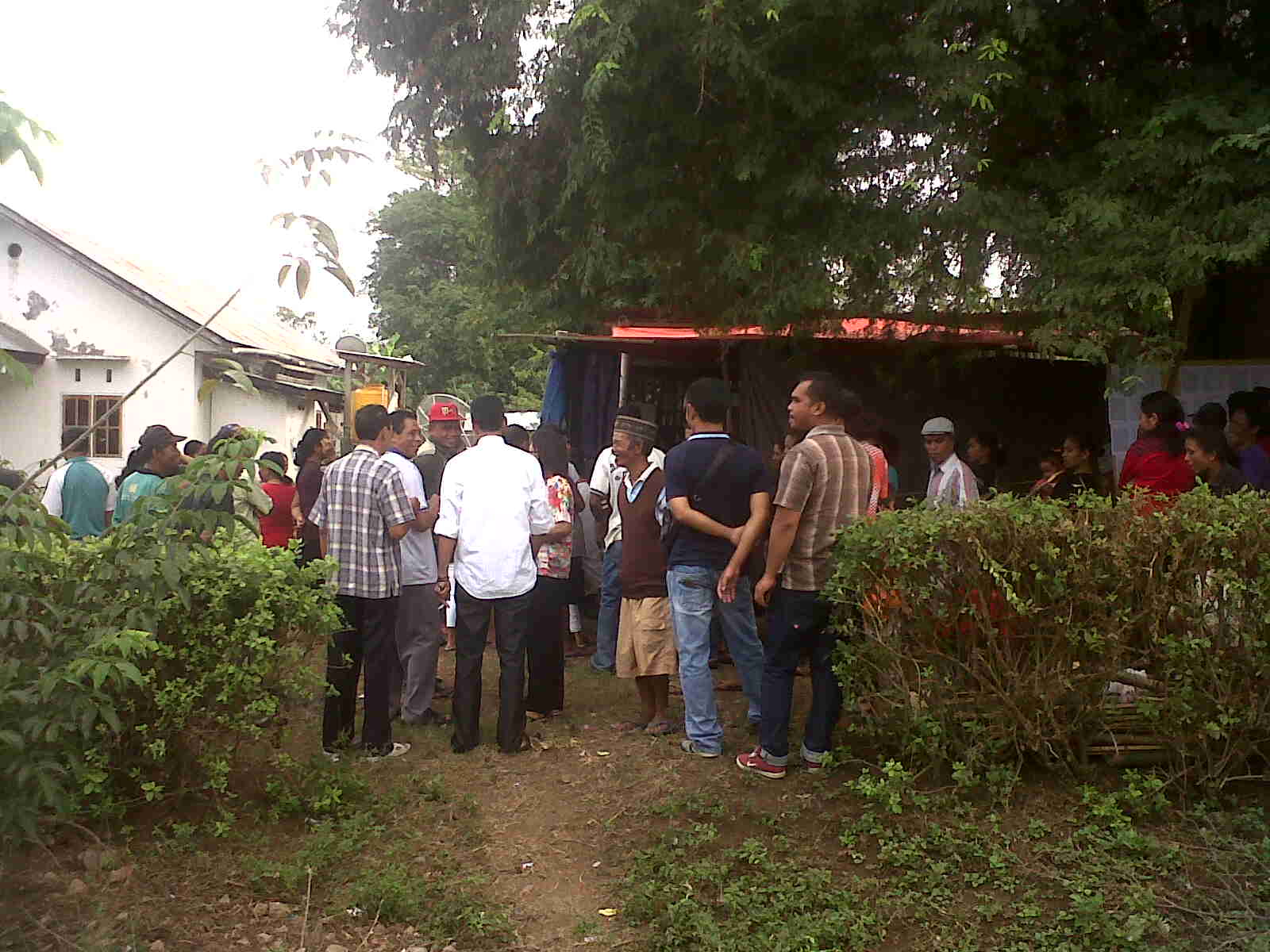 Calon Bupati Agas Andreas Berjalan Kaki Menuju ke TPS