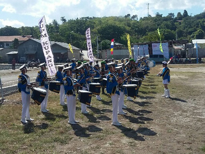 Marching Band SUPMN Kupang Sambut Susi Pudjiastuti