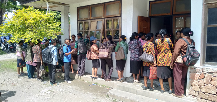 Maria dan Agus Senang Gajinya Telah Dibayar oleh Pemkab TTU