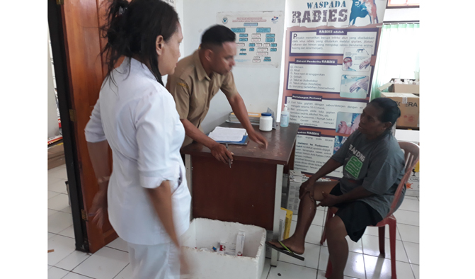 maria-fatima-asa-65-datang-ke-dinkes-flotim-untuk-mendapkan-vaksin-anti-rabies-var_20180925_174230.jpg