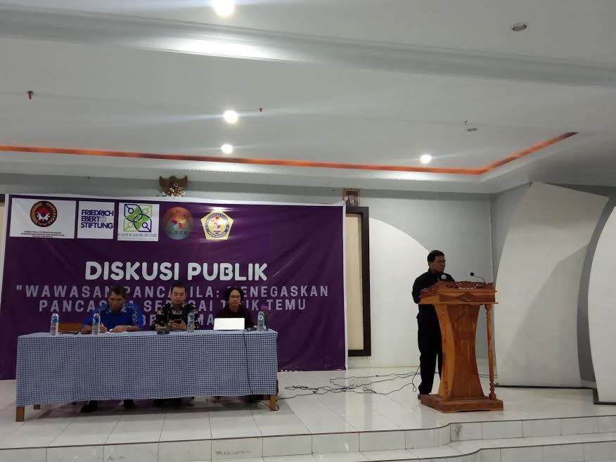 marianus-kleden-berdiri-dekan-fisip-unwira-kupang.jpg