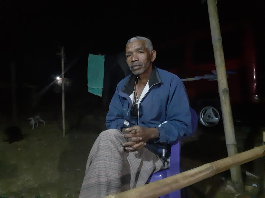 Tiang Listrik Tidak Ada, Warga Dusun Nangka Jadikan Kayu Kering Sebagai Penahan Kabel