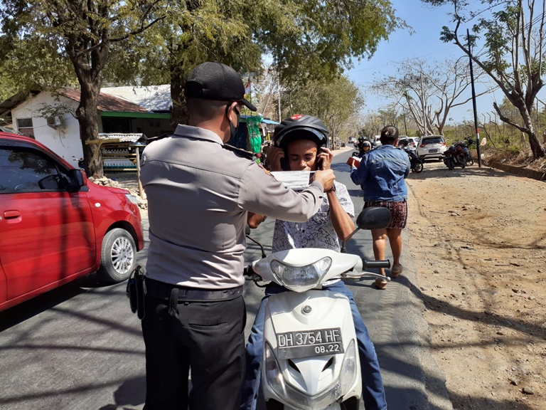 Simak Kegiatan Polres Kupang Kota Gandeng Pemerintah dan TNI Lakukan Penertiban Masker
