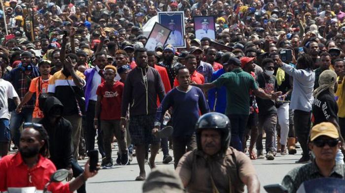 massa-menyambut-jenazah-Lukas-Enembe_01.jpg