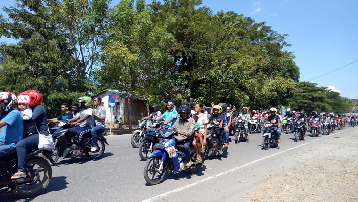 Ribuan Warga Padati Lapangan Berdikari Mbay, Ini yang Mereka Lakukan