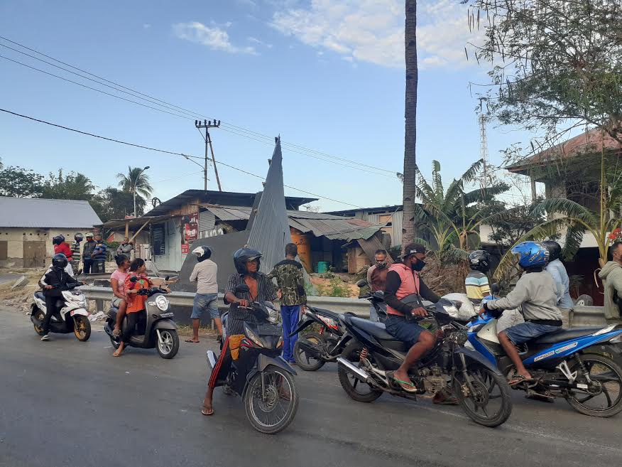 masyarakat-yang-masih-datang-untuk-melihat-kejadian.jpg