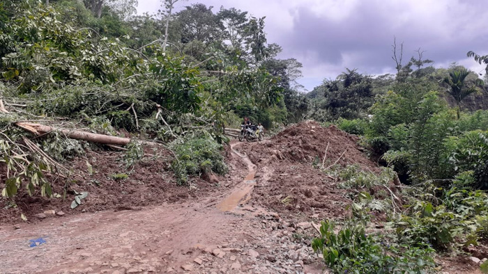 Material Longsor Menutupi Badan Jalan Provinsi