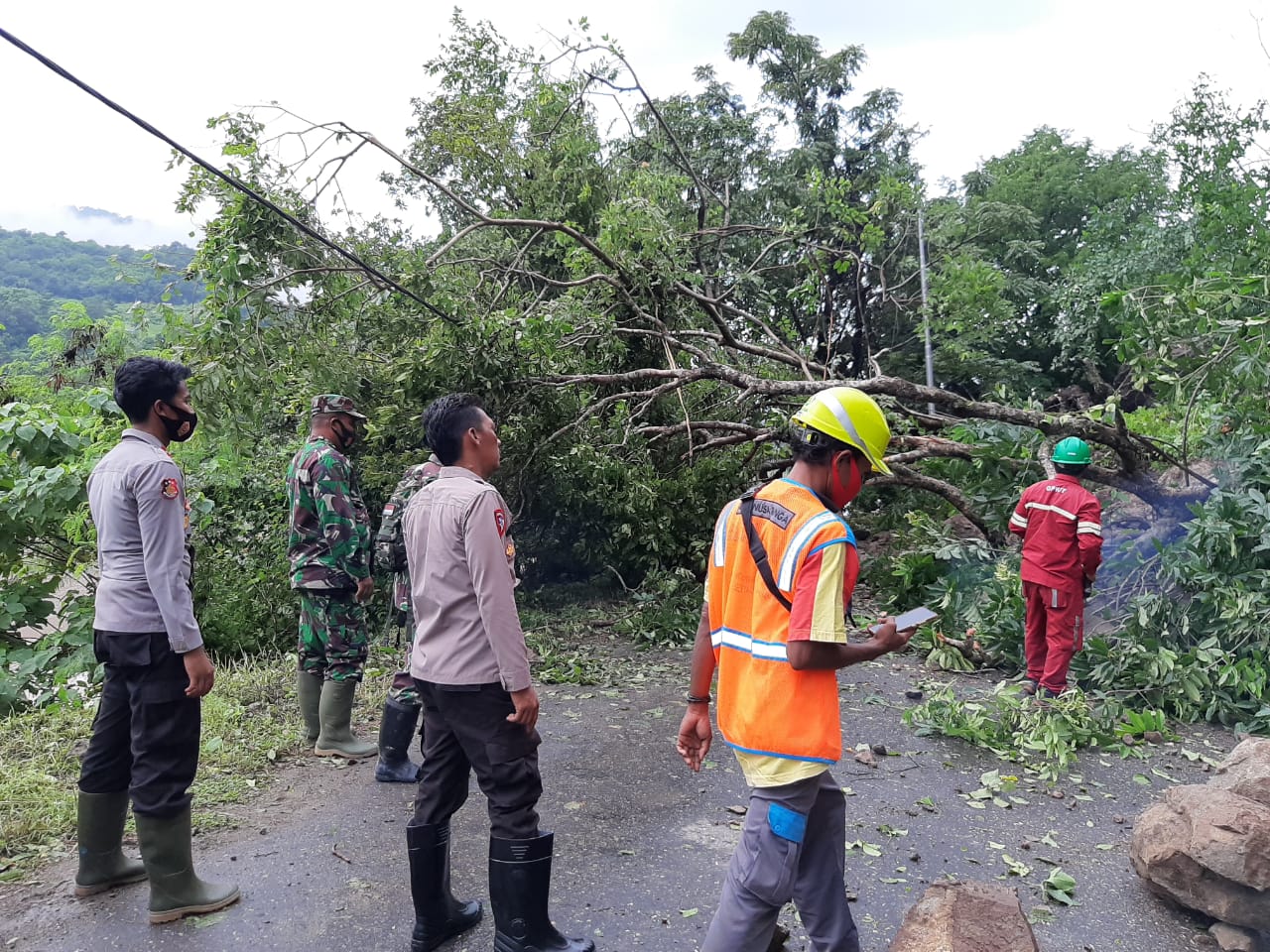 Longsor Tutupi Jalani Negara Ruteng-Reo, Arus Transportasi Lumpuh Total