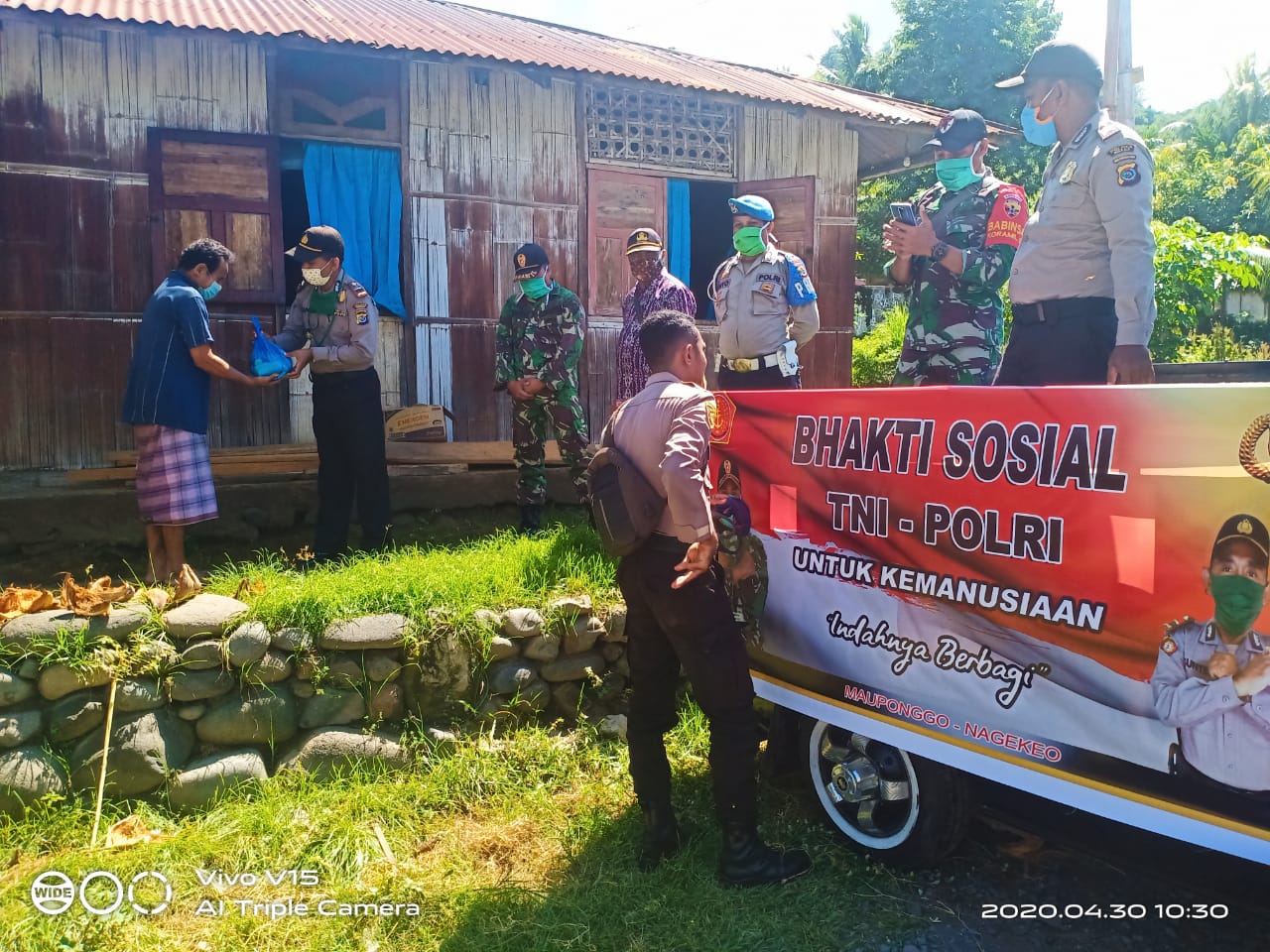 Polisi Bagikan Sembako untuk Warga Mauponggo