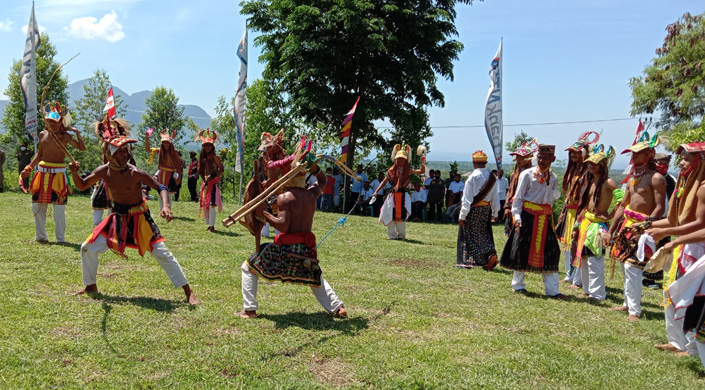 Simak Suasana Pentas Seni Budaya Tarian Caci Meriahkan HUT Ke-13 Manggarai Timur
