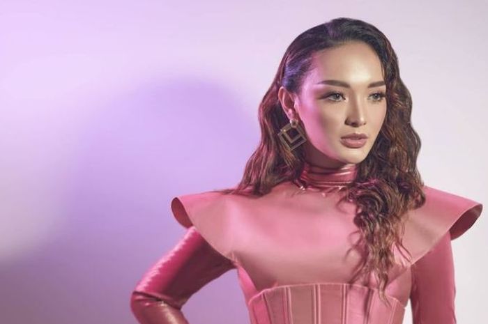 Mantan Kekasih Vicky Prasetyo Ini Bikin Terpukau, Zaskia Gotik Pakai Outfit dari 3 Desainer Berbeda
