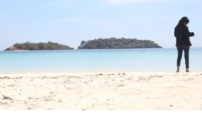 menikmati-keindahan-wisata-Pasir-Timbul-Meko-di-Desa-Pledo-Flores-Timur.jpg