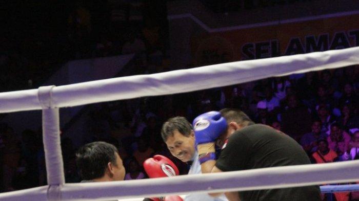 Menpora Imam Nahrawi Jatuh Lawan Chris John di GOR Oepoi-Kupang, NTT