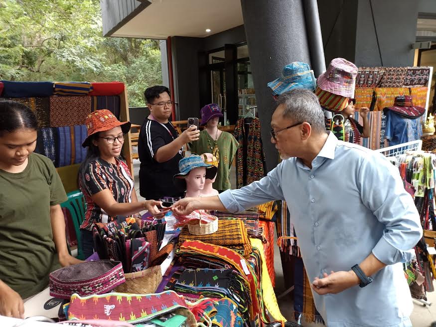 Mendag Zulfiki Hasan Borong Produk UMKM Saat KTT ASEAN Summit 2023 di Goa Batu Cermin Labuan Bajo
