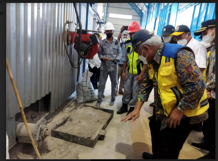 menteri-pupr-basuki-hadimuljono-saat-meninjau-tpa-warloka.jpg