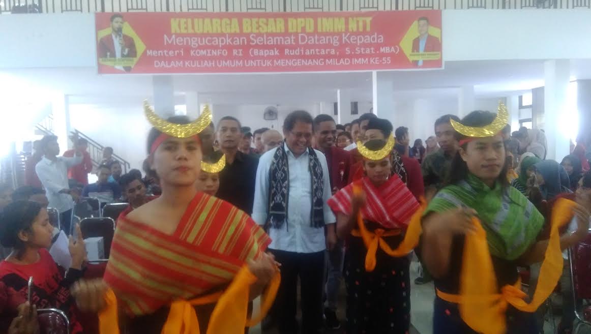 Di UMK, Menkominfo RI Rudiantara Dijemput Tarian Lamanggin Sumba