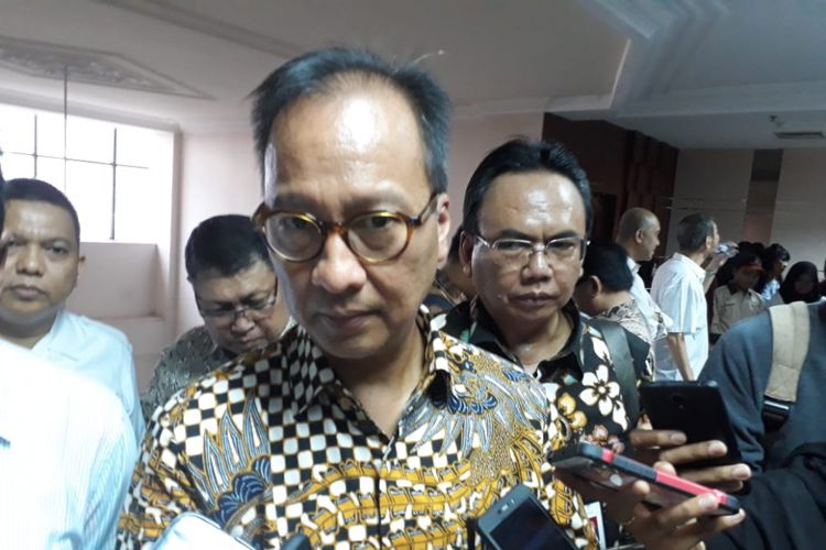 menteri-sosial-ri-agus-gumiwang-menyerahkan-secara-simbolis-bantuan-sosial_20180829_201343.jpg
