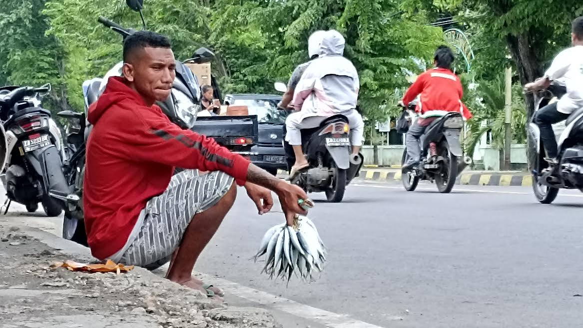 Puluhan Tahun Jual Ikan di Pinggir Jalan, Merson: Kadang dikejar Satpol PP yang bertugas