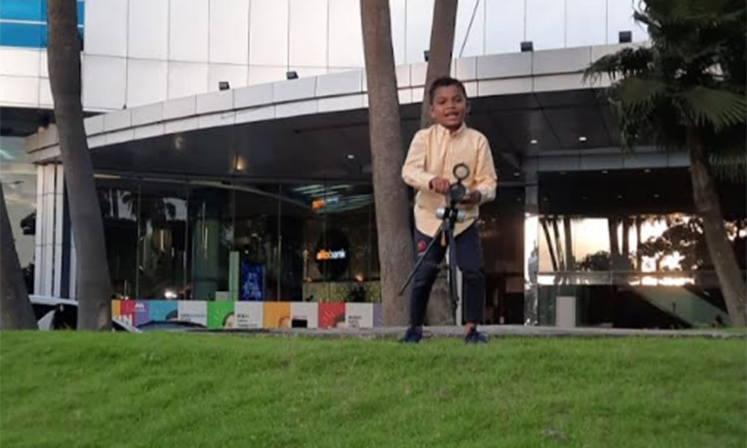 Nono Juara Dunia Matematika Terkesan dengan Mobil dan Menara Astra Internasional