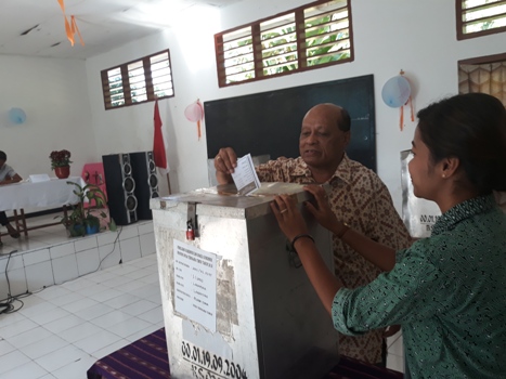 Uskup Larantuka Bersama Warga Coblos di TPS 01