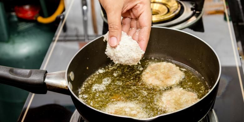 Pakai Minyak Goreng Berulang Memicu Radikal Bebas