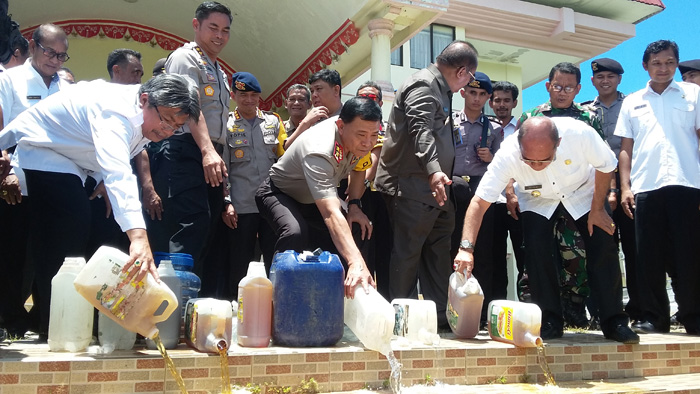 OMG! Kapolda NTT dan Pejabat di Sumba Tuangkan Begitu Saja Ribuan Liter Miras ke Tanah