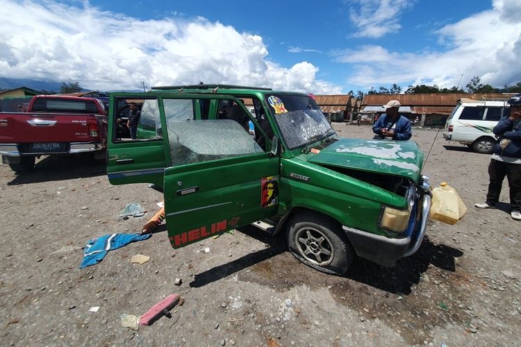 mobil-yang-digunakan-5-orang-kkb-yang-sebelumnya-terlibat-baku-tembak.jpg