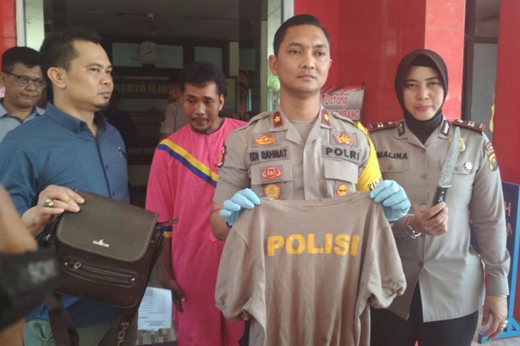 modal-baju-kaos-polisi-apriyadi-palak-pengendara-mobil.jpg