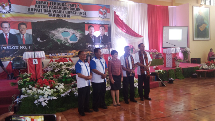moderator-debat-prita-laura-berfoto-bersama-paslon-bupati-dan-wakil-bupati-ende_20180610_121517.jpg