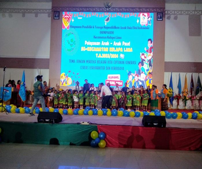 Dikbud Kota Kupang Secara Resmi Lepas 518 Anak PAUD se-Kecamatan Kelapa Lima