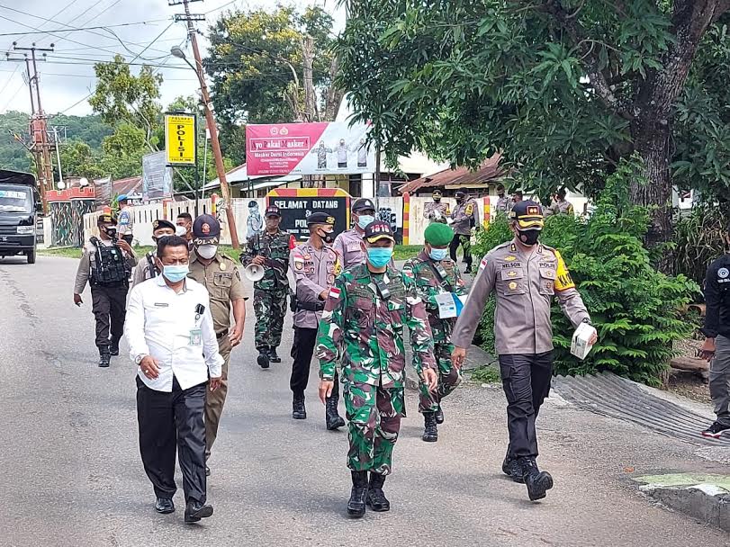 TNI-Polri Gandeng Dinkes Gelar Pendisiplinan Prokes & Penyemprotan Disinfektan Secara Masif di TTU