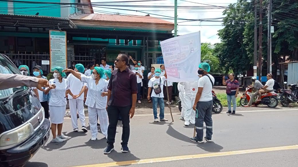 Anggota DPRD Flores Timur Jalan Kaki Temani Nakes Demo di Larantuka