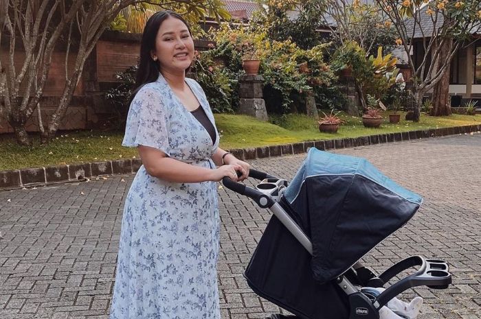 Mutia Ayu Gendong Putrinya bersama Glenn Fredly, Baby Gewa Langsung JBikin Heboh Netizen