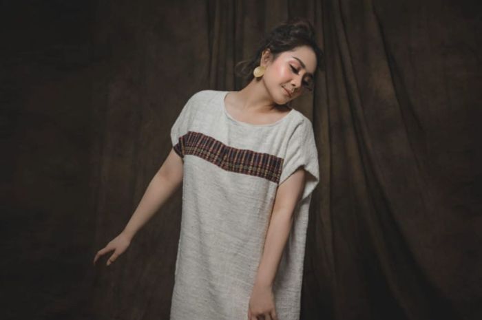 Cantik Nagita Slavina Tak Hilang Saat Pakai Rok Bolong Sampai Ginjang Netizen Terguncang, Harganya?