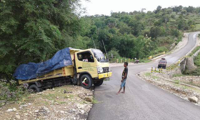 As Roda Patah, Truk Pengangkut Pupuk Kandas di Pohon Asam, Adakah yang Terluka ?