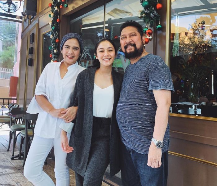 Meski Beda Agama dengan Orangtua, 5 Seleb ini Tetap Akur dan Harmonis dengan Anak