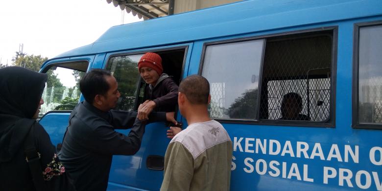 Nenek Pengemis Ini Meraung-raung Diangkut Dinas Sosial