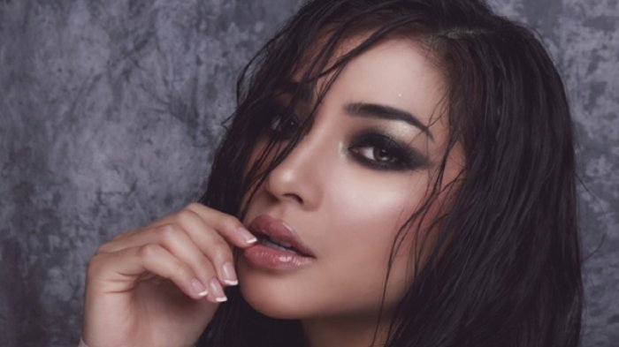 Nikita Willy Pamer Pose Mesra di Ranjang Bersama Pria Ini, Netizen Gerah