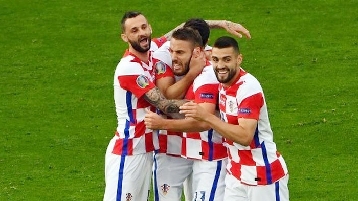 nikola-vlasic-tengah-merayakan-golnya-bersama-teman-teman.jpg