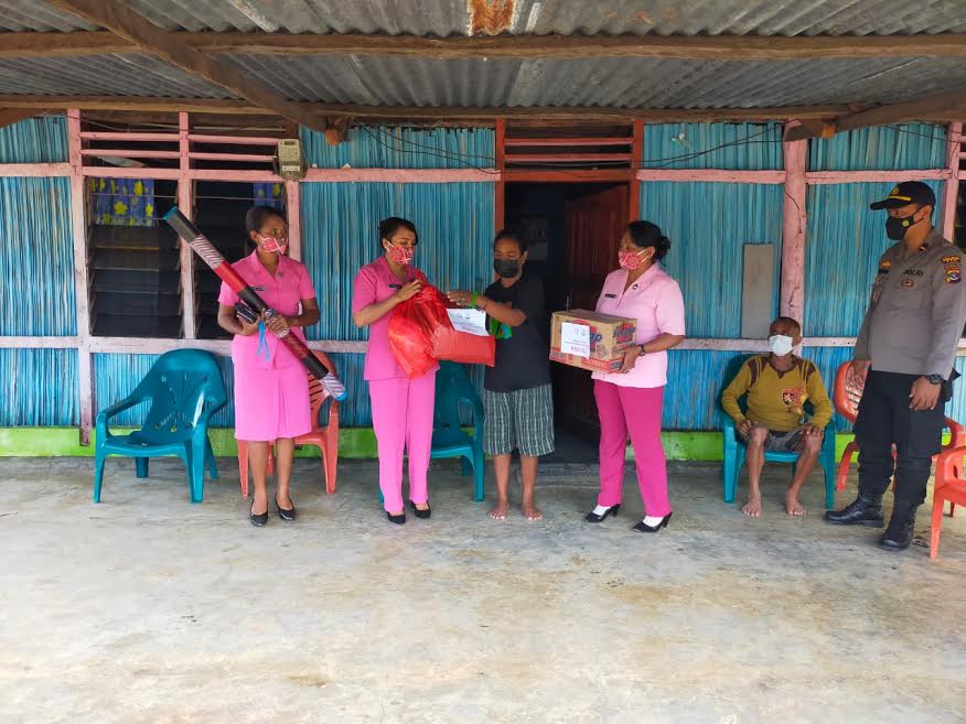 Ketua Bhayangkari & Yayasan Kemala Bhayangkari Beri Bantuan kepada Anggota Polsek Insana Utara TTU