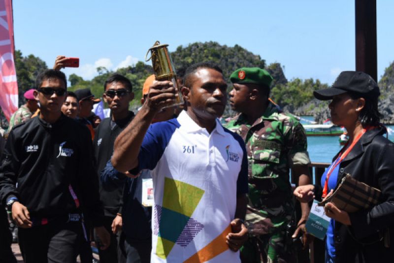 Api Obor Asian Games Berenang Menyelam di Pulau Piaynemo-Papua.